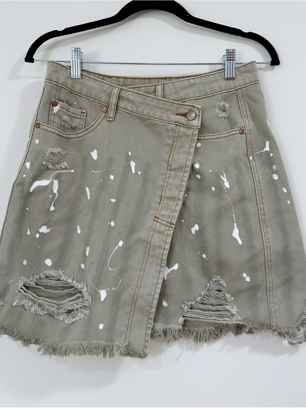 NWT Easel Los Angeles Distressed Denim Skirt Khaki Size Medium - Picture 1 of 8